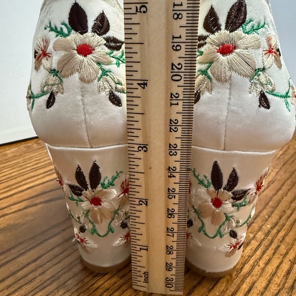 Allegra K White Embroidered Sandals. Size 10 - Picture 4 of 8